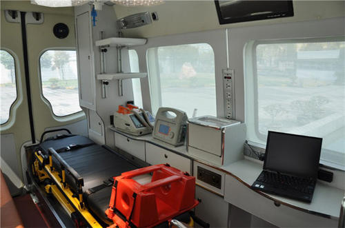 咸丰县救护车内部